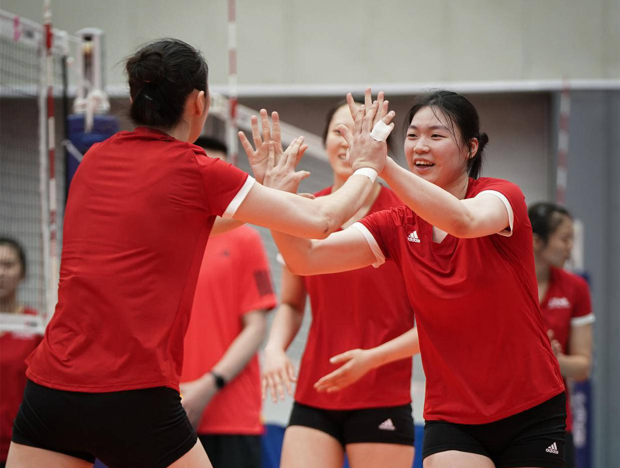 中国女排17岁1米88重炮崛起!升任队长攻防一体冲八强