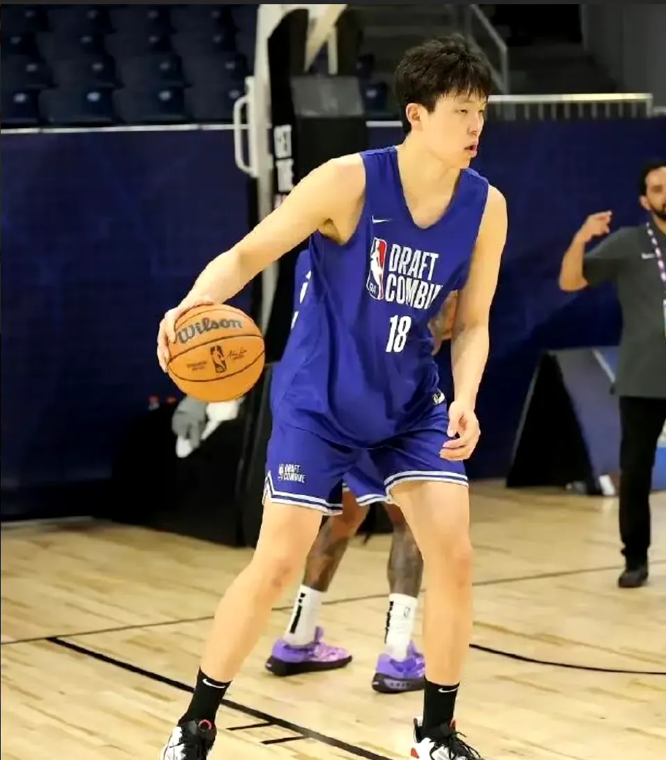 爱体育-青岛持续对杨瀚森进行特训！NBA级教练个性化指导投篮，积极态度助力融入的简单介绍