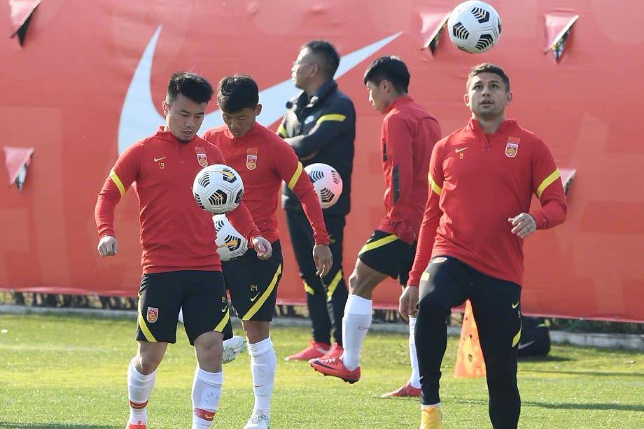 爱体育入口-国足主帅未定!东亚杯23人浮现韦世豪难入选3新星上位