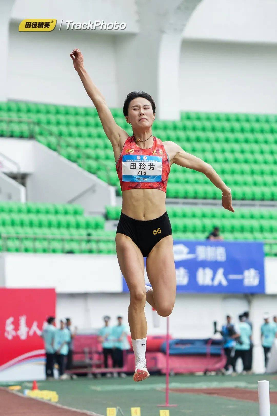 巴哈马田径运动员斩获金牌，实现梦想
