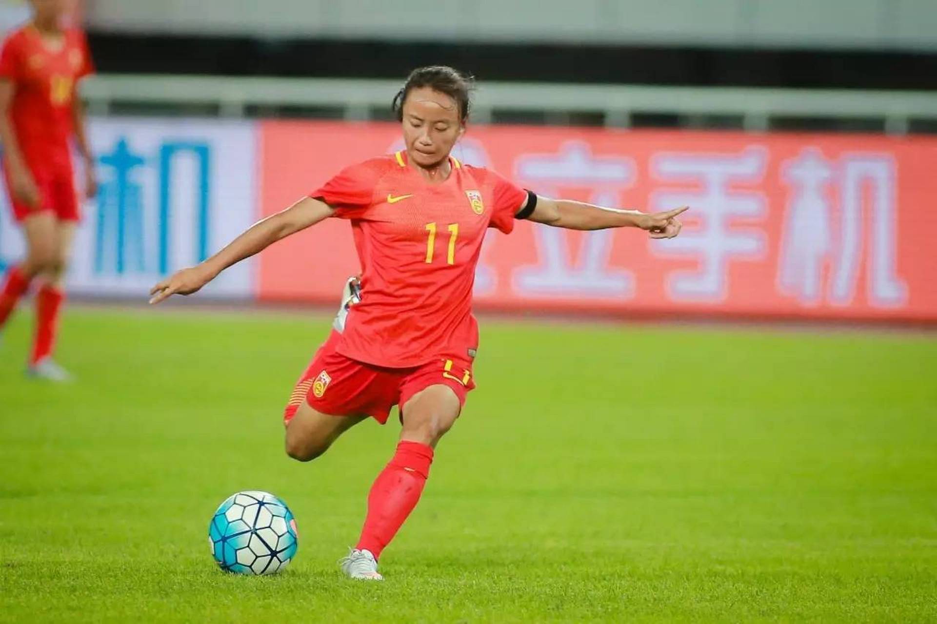 女子足球运动员在比赛中尽情拼搏